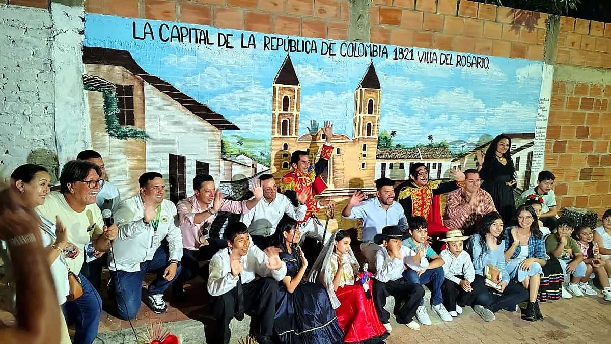 Vecinos, niños y personajes con trajes de época posan frente a un mural del Templo Histórico